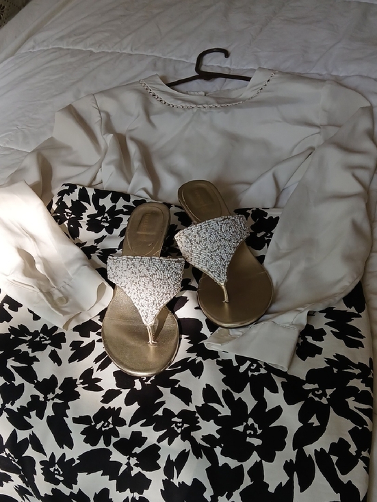 loft and leslie fay Dresses & Skirts - Loft  Black and White Floral Pencil Skirt Sandals And Blouse! And Heels.